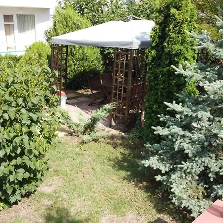 Lilia Πανσιόν *