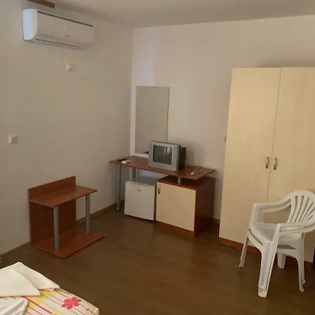 Lilia Πανσιόν Νεσέμπαρ